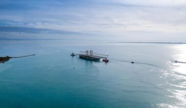 L'élément central du futur pont Anne de Bretagne à Nantes toujours coincé à Cadix