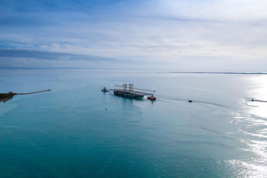 L'élément central du futur pont Anne de Bretagne à Nantes toujours coincé à Cadix