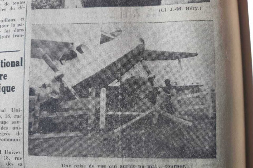L'avion a été fortement endommagé après l'accident.