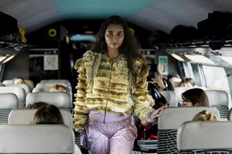 Un mannequin présente une création à bord d'un TGV dans le cadre de l'événement 'Circular Fashion Week', sur le trajet Paris-Lille, le 1er décembre 2025
