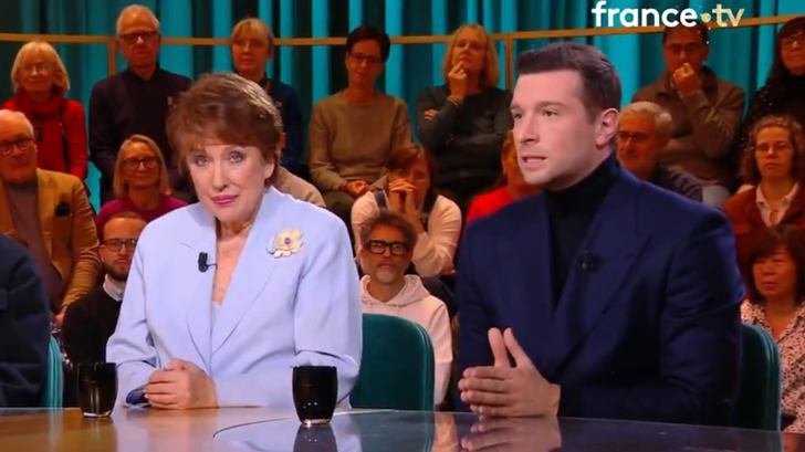 Jordan Bardella et Roselyne Bachelot sur le plateau de Quelle Epoque le 13 décembre