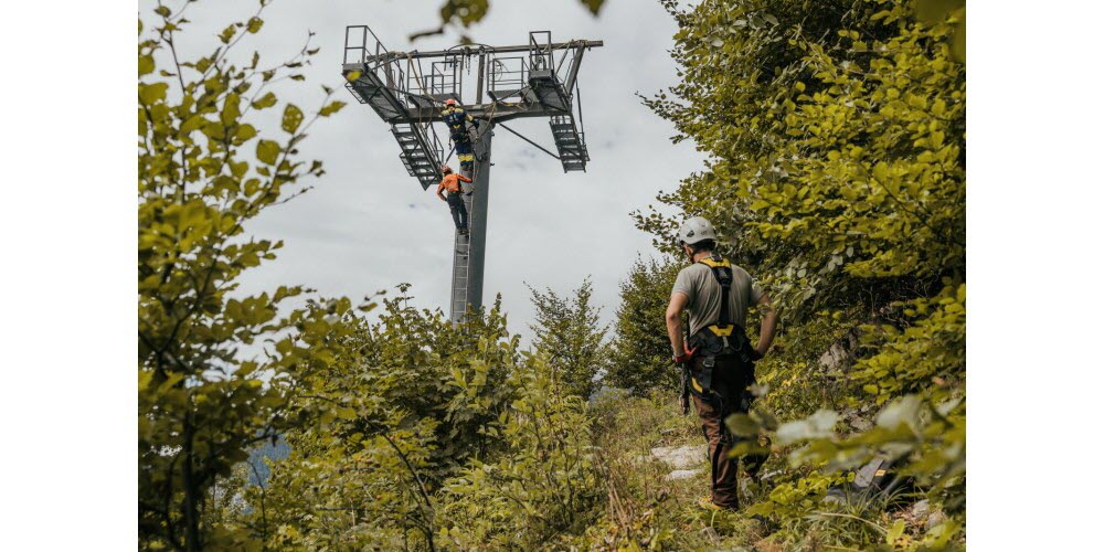 28 juillet. Des stations en transition. 2025 restera une année charnière pour le monde du ski en Chartreuse. Le chantier de démantèlement du télésiège de la Combe de l’Ours, puis le démontage des autres téléportés de Saint-Pierre-de-Chartreuse, ont engagé la vraie transition de la station : le ski alpin se pratiquera désormais sur un périmètre réduit. Avec la vente de ses équipements, l’intercommunalité, elle, a pu éponger ses dettes.À l’Alpe du Grand Serre, en Matheysine, on n’en est pas encore là, mais pour le deuxième hiver consécutif, la station a obtenu une ouverture à l’arraché, à quelques semaines seulement de l’hiver. Le domaine accueillera donc des skieurs cet hiver, mais sans garantie d’ouverture pour le prochain, faute d’accord sur la gestion à plus long terme.