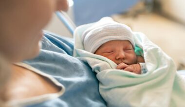 L’entrée en vigueur du congé de naissance repoussée à juillet 2026, annonce le ministère de la Santé