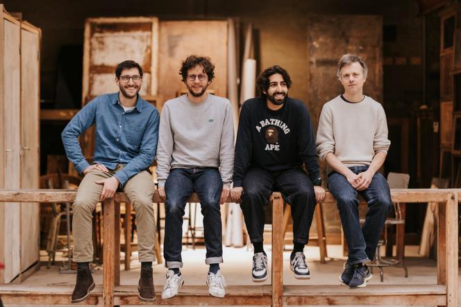 Le quatuor à la tête de la start-up Gradium (de gauche à droite) : Olivier Teboul, directeur de la technologie, Alexandre Défossez, directeur scientifique, Neil Zeghidour, directeur général, et Laurent Mazaré, directeur informatique. A Paris, le 28 novembre 2025.