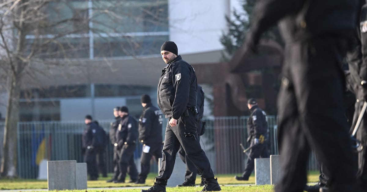 Zelensky rencontre le chancelier allemand et les émissaires américains à Berlin – Libération