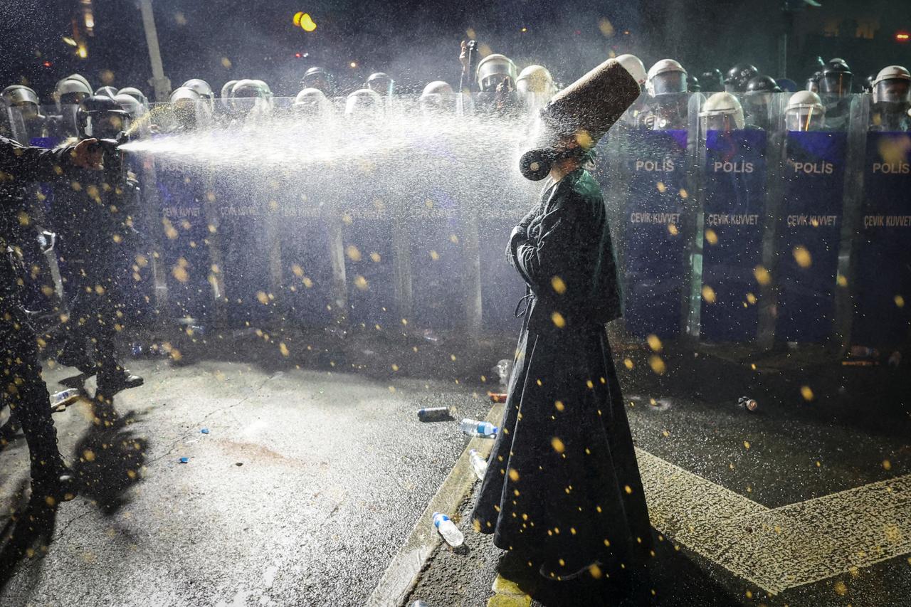 L’OPPOSITION TURQUE MUSELÉE. À Istanbul, le 23 mars 2025, la police utilise du gaz poivré contre un manifestant venu protester contre l’emprisonnement abusif du maire de la ville. Principal opposant de Recep Tayyip Erdogan, Ekrem Imamoglu, qui devait être candidat à la présidentielle de 2028, est poursuivi pour 142 infractions. Il encourt une peine de 2 352 ans de prison.