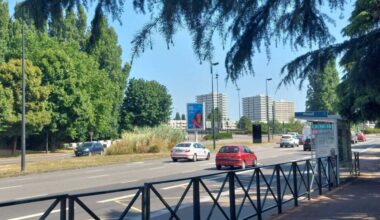 une moto fonce sur les CRS, la police tire en plein jour