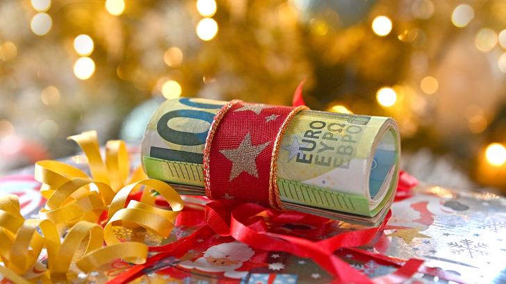 Si les dons d’argent sont tout à fait possibles à l’occasion des fêtes de fin d’année, gare à ne pas donner trop d’argent à vos proches sans les déclarer aux impôts.