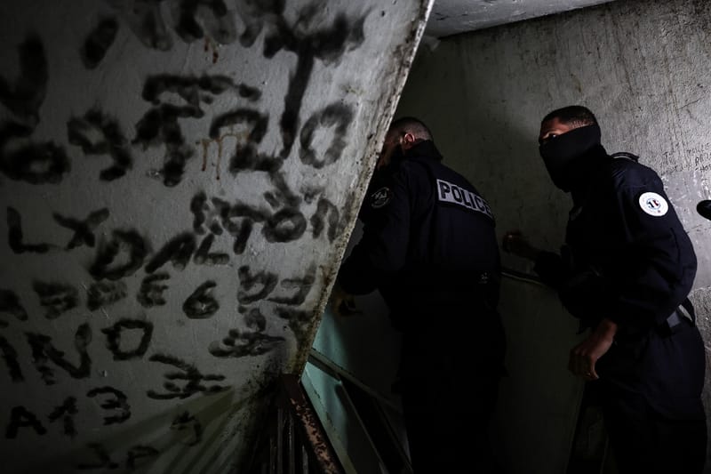 Des policiers de la BST14, brigades spécialisées de terrain, lors d'une opération dans la cité des Olivier à Marseille, le 9 décembre 2025