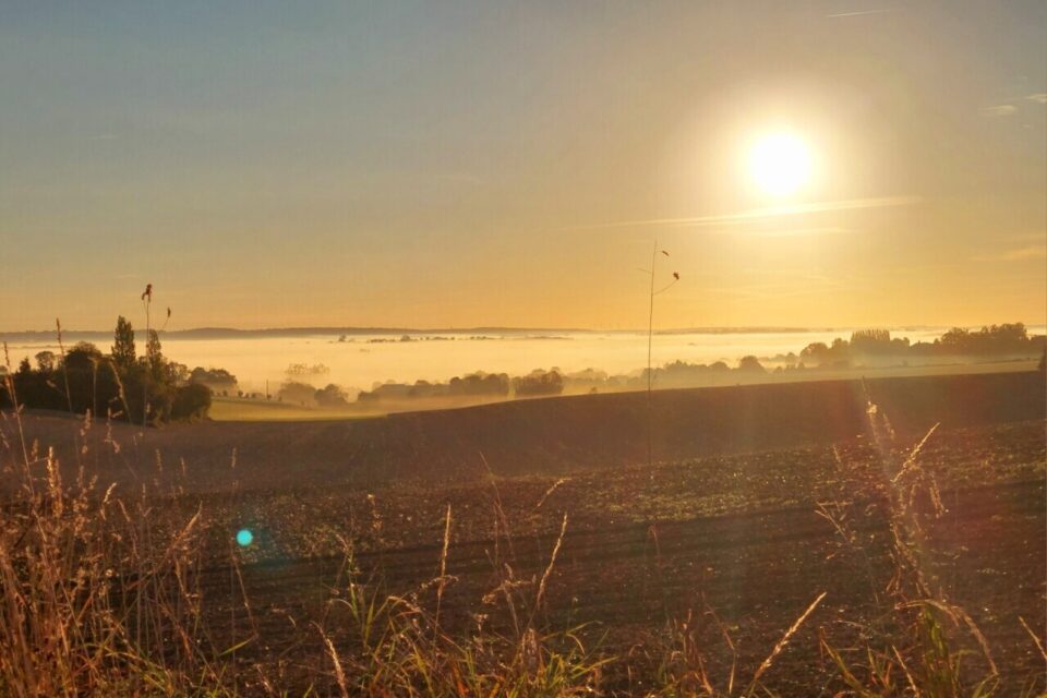 Un lever de soleil et sa brume matinale au dessus de la boutonnière du Pays de Bray