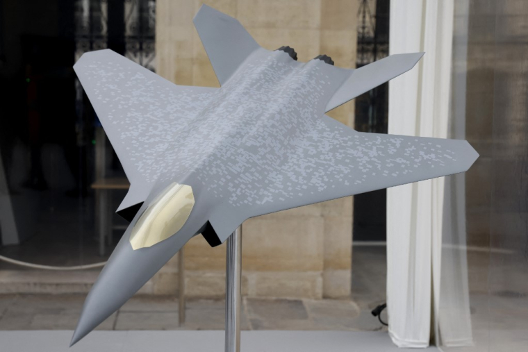 Une maquette d'un avion de combat Scaf, à Paris, le 22 janvier 2023. ( AFP / LUDOVIC MARIN )