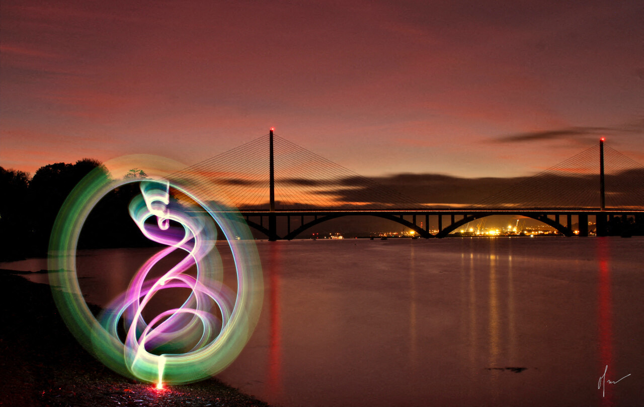 en Bretagne, ses peintures de lumières subliment ses photos