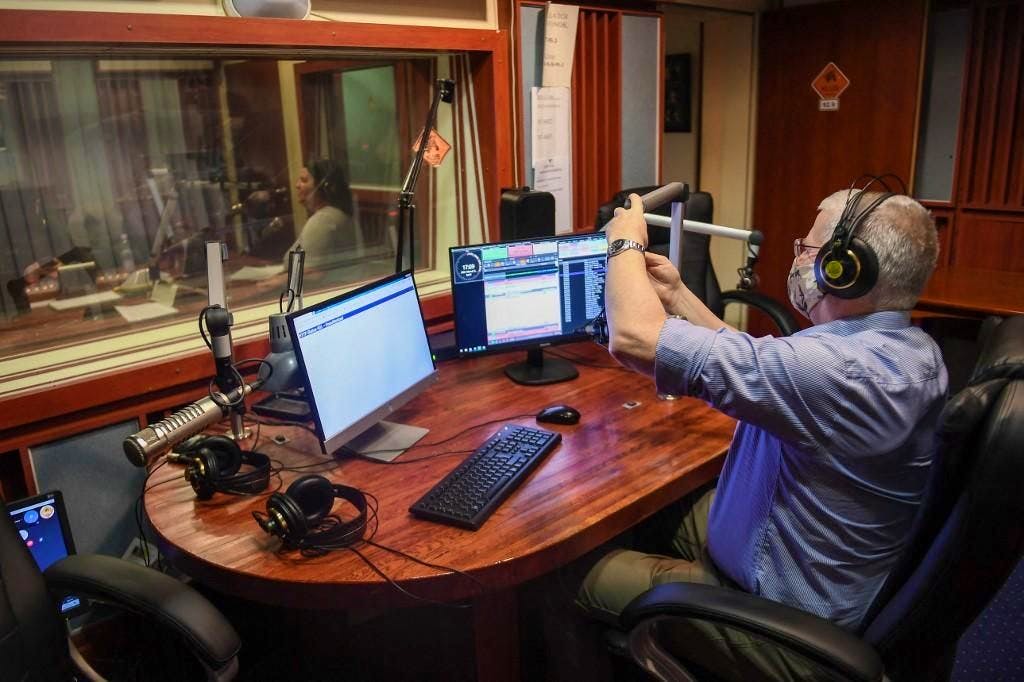 Le potentiel retour à la FM de la SSR fait grincer les dents de bien des radios privées en Suisse. Le potentiel retour à la FM de la SSR fait grincer les dents de bien des radios privées en Suisse.