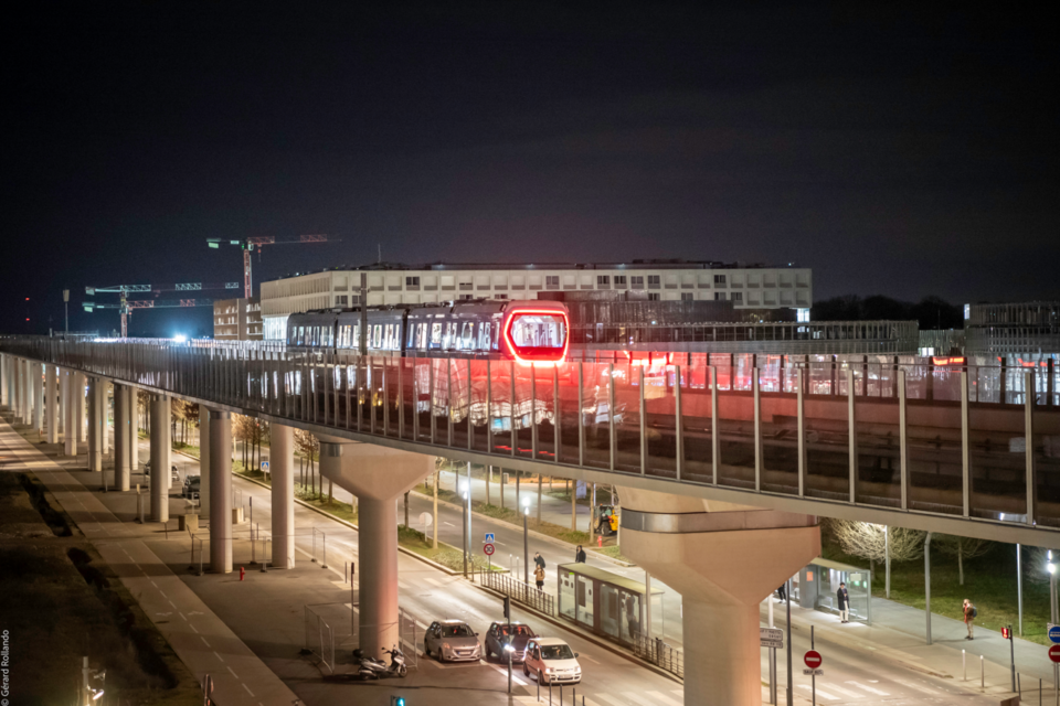 La rame en essai sur le viaduc près de la gare Université Paris-Saclay située entre Orsay et Gif-sur-Yvette.
