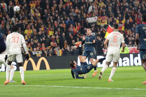 Battu par Odsonne Edouard sur la trajectoire du premier but, Oppong assiste ici, impuissant, à la volée tentée par Florian Thauvin. 