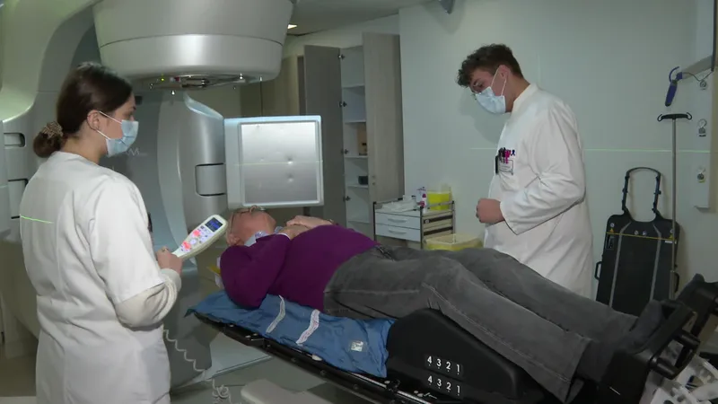 Le patient est accompagné pour se positionner.