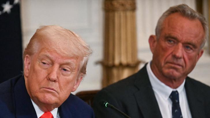 Aux Etats-Unis, cette décision sur le vaccin contre l’hépatite B laisse craindre le pire. (photo d’illustration de Donald Trump et son ministre de la Santé Robert Kennedy Jr.)