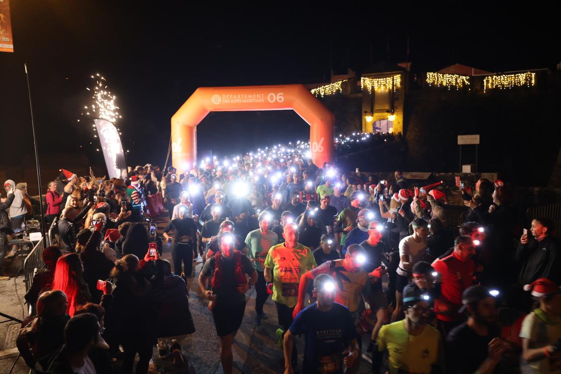 Benjamin Berkoukchi triomphe sur la 21ᵉ Mounta Cala, la course nocturne ce samedi soir à Villefranche-sur-Mer