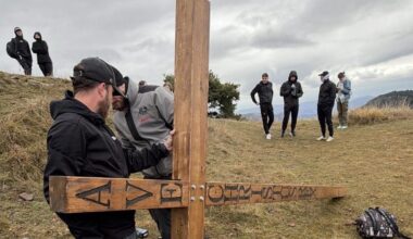 Après les croix géantes du Baou de Saint-Jeannet, une nouvelle croix géante installée à Lucéram