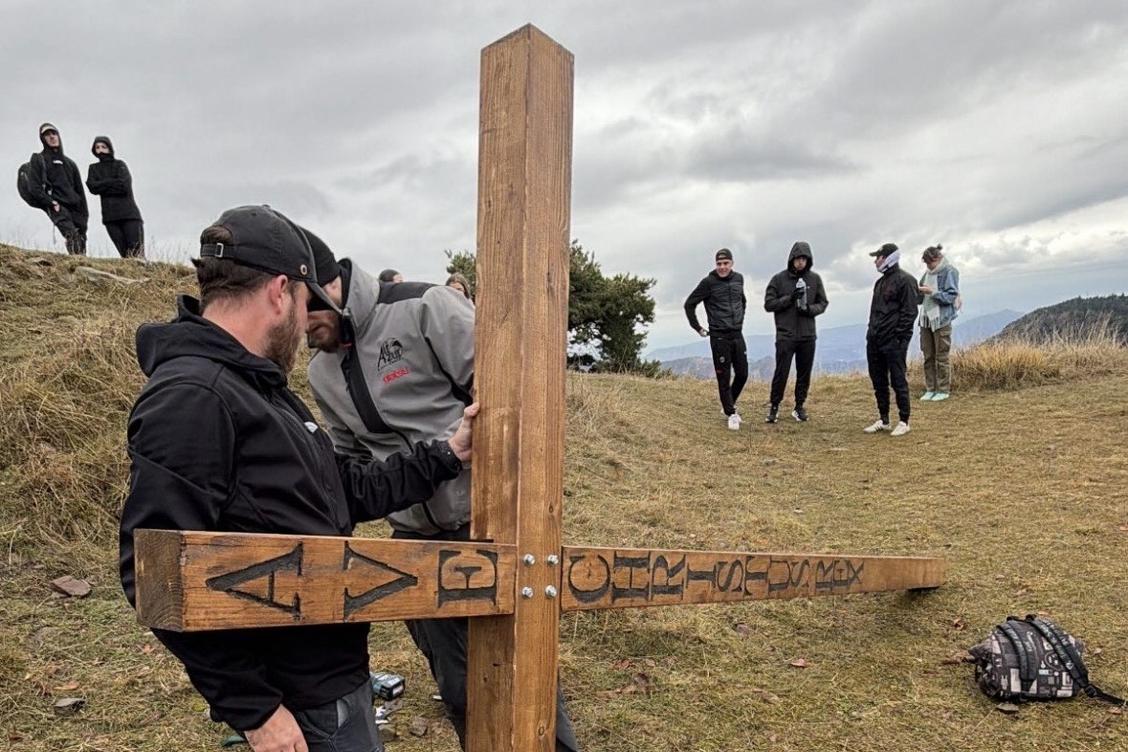 Après les croix géantes du Baou de Saint-Jeannet, une nouvelle croix géante installée à Lucéram