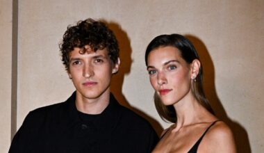 Charlotte Cardin invite son compagnon Aliocha Schneider à chanter avec elle pour rendre hommage à son grand-père décédé récemment (vidéo)