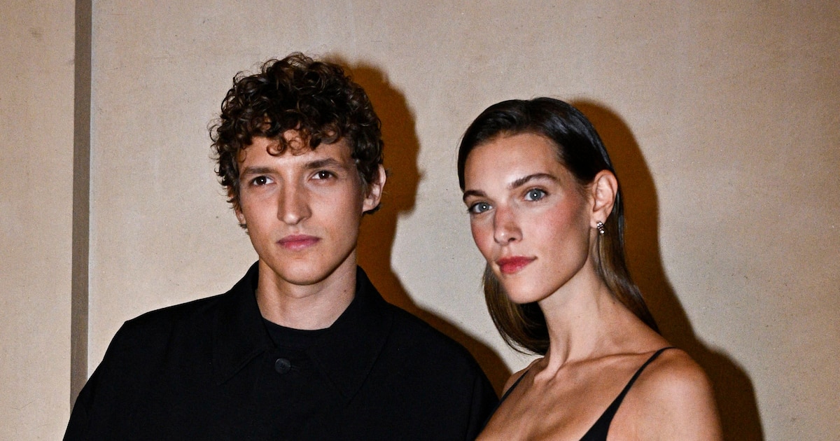 Charlotte Cardin invite son compagnon Aliocha Schneider à chanter avec elle pour rendre hommage à son grand-père décédé récemment (vidéo)