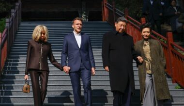 Le président français Emmanuel Macron (2e g), son épouse Brigitte Macron (g), le président chinois Xi Jinping (2e d) et sonépouse Peng Liyan (d) visitent le site séculaire du barrage du Dujiangyan, dans la province du Sichuan, le 5 décembre 2025