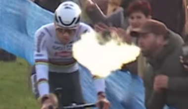 Un spectateur recrache la fumée de sa vapoteuse sur le visage de van der Poel en pleine course