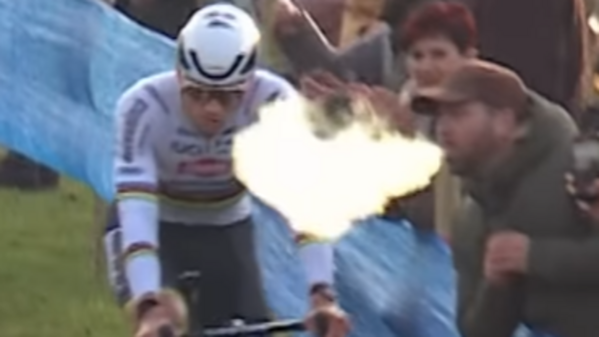 Un spectateur recrache la fumée de sa vapoteuse sur le visage de van der Poel en pleine course