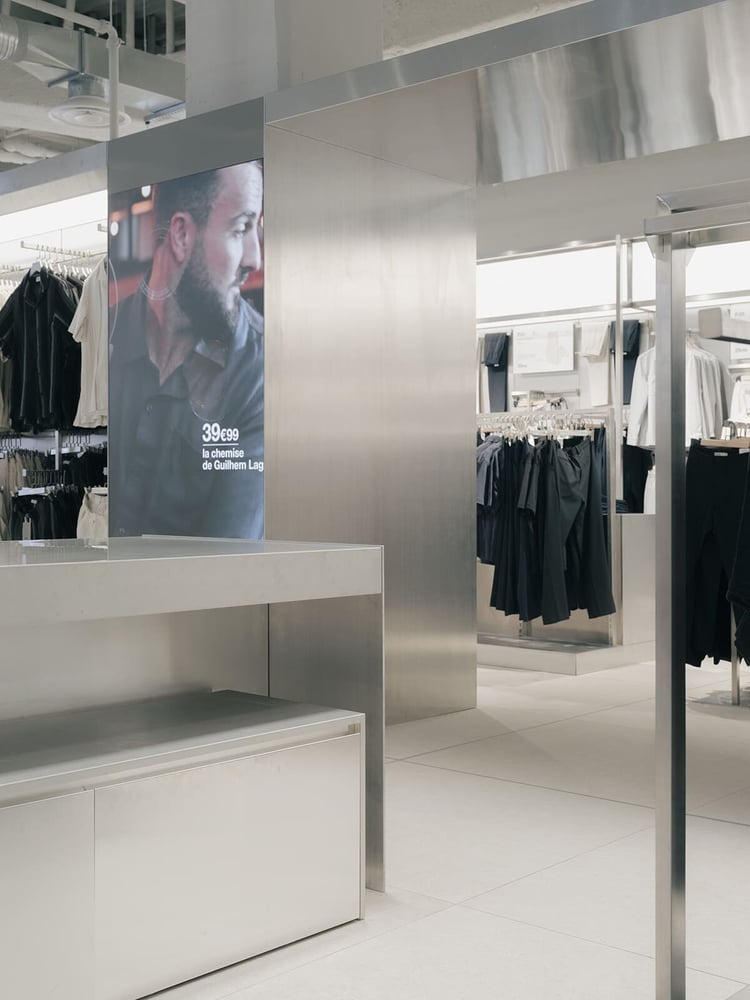 L'environnement métal entend mettre en exergue les matières, couleurs et coupes des vêtements L'environnement métal entend mettre en exergue les matières, couleurs et coupes des vêtements - Ateliers AUAV