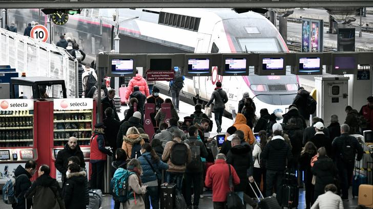 Une bouteille de machine à soda cause une grosse frayeur en Gare de Lyon. (photo d’illustration prise en décembre 2022 dans la gare parisienne)
