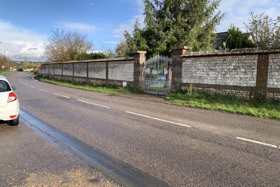 Il arrive même parfois que des automobilistes stationnent sur l'accotement en herbe le long de chez François Duboc.
