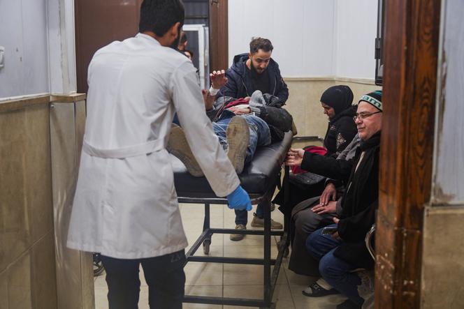 Dans un hôpital d’Alep (Syrie), après des affrontements entre les forces gouvernementales et les Forces démocratiques syriennes dirigées par les Kurdes, le 22 décembre 2025. 