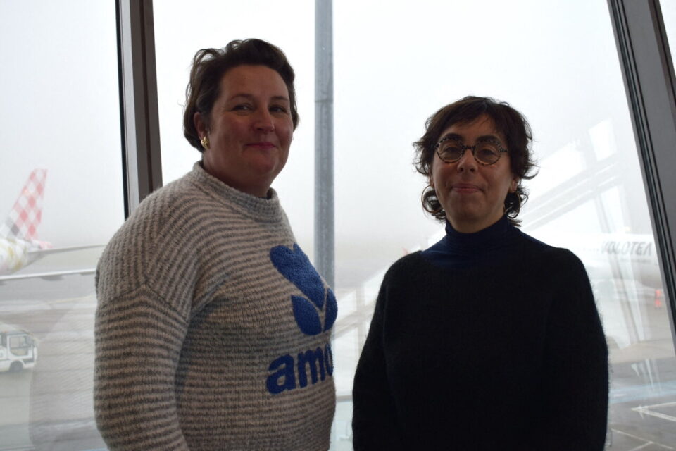 A droite, Natasha, originaire de Lille (Nord), est la 80 millionième passagère de Volotea. Elle est ici avec son amie Perrine, avant de prendre leur vol pour un séjour de quelques jours à Barcelone. 