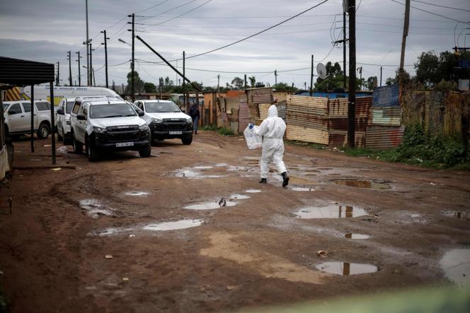 Sur les lieux d’une attaque dans une taverne de Bekkersdal, à Johannesburg, en Afrique du Sud, le 21 décembre 2025.