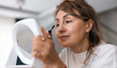 Après 50 ans, les maquilleurs pros recommandent ce geste qui ouvre le regard instantanément