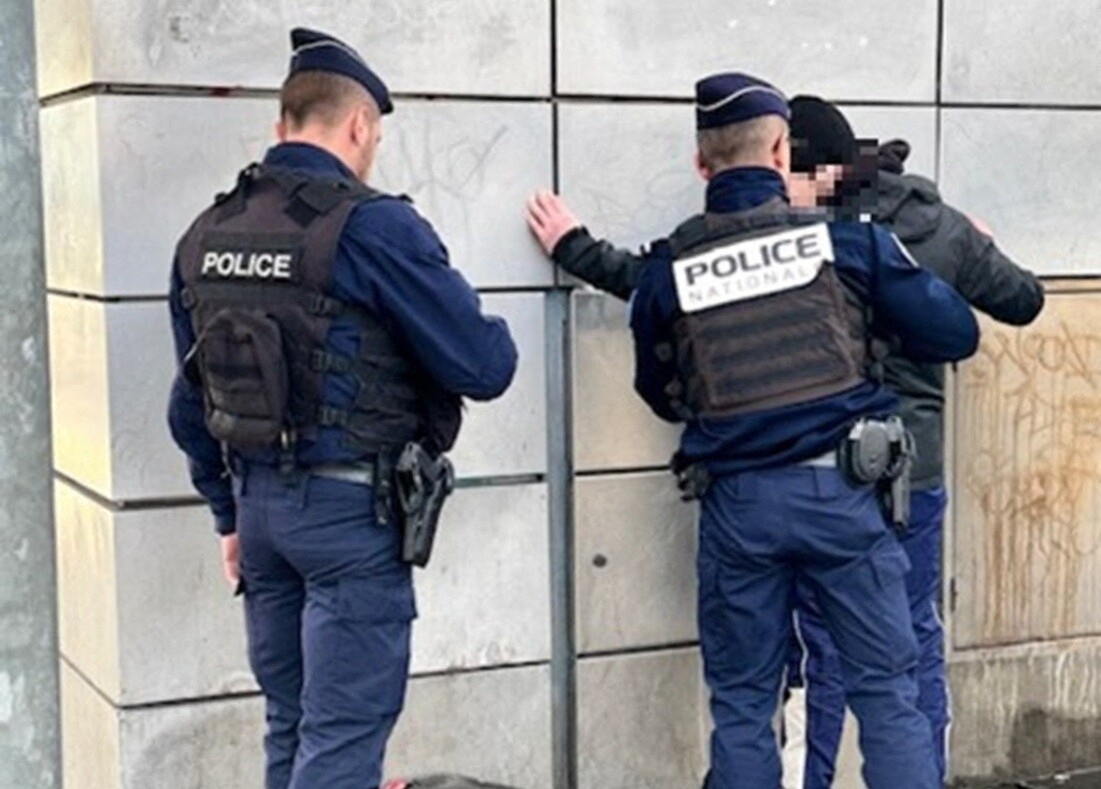 la police arrête un homme recherché pour violences conjugales