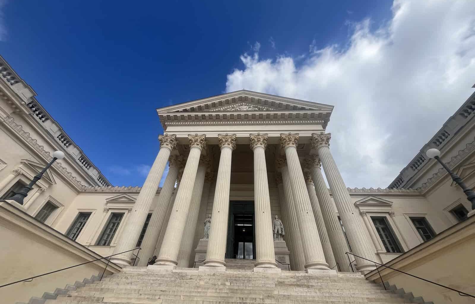 un bébé mort de violences répétées, ses parents devant la justice