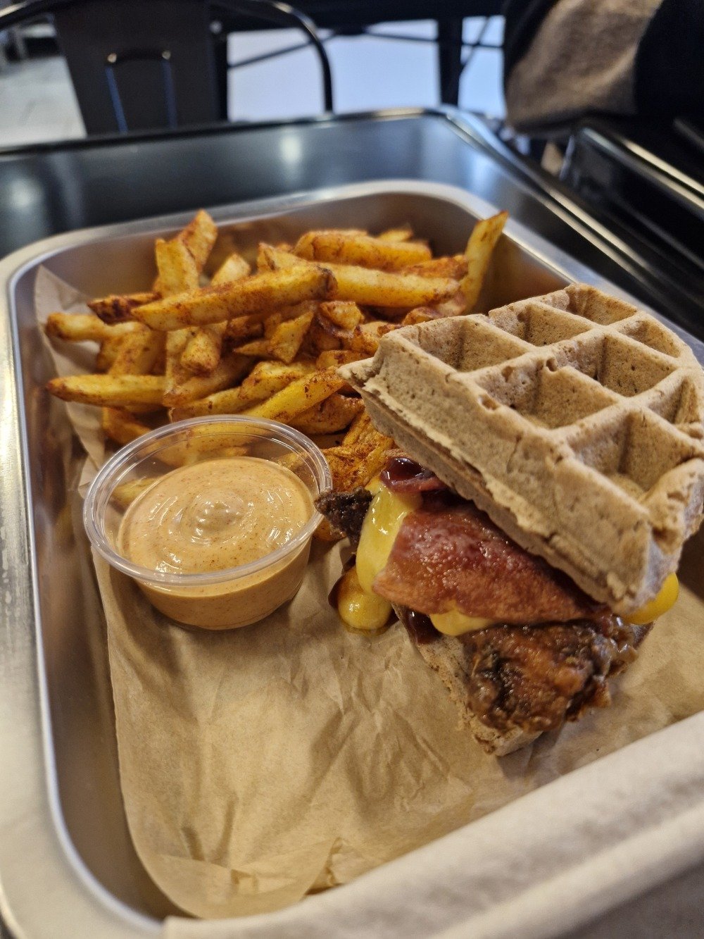 Le waffle burger (version mini) et ses frites.