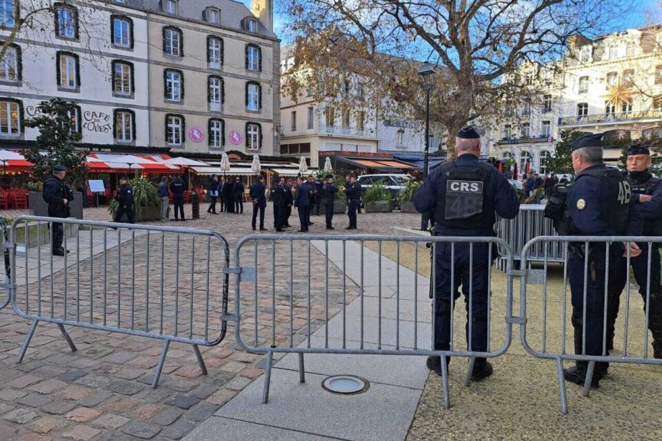 Les abords sécurisés de la place Chateaubriand où se trouve le restaurant La Licorne, Intra-Muros.
