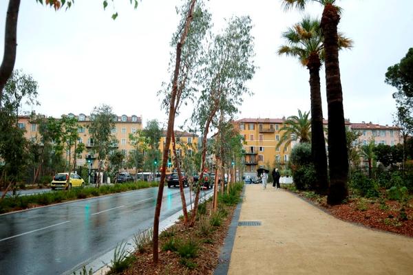 Le cheminement jaune est réservé aux piétons. Nice à vélo déplore que rien n’ait été pensé pour les cyclistes.