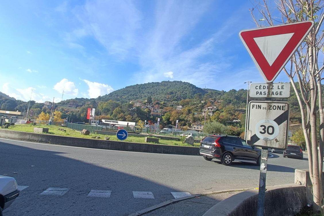 près de Nice, cette commune va installer des totems interactifs pour mesurer la qualité de l’air et sensibiliser les automobilistes