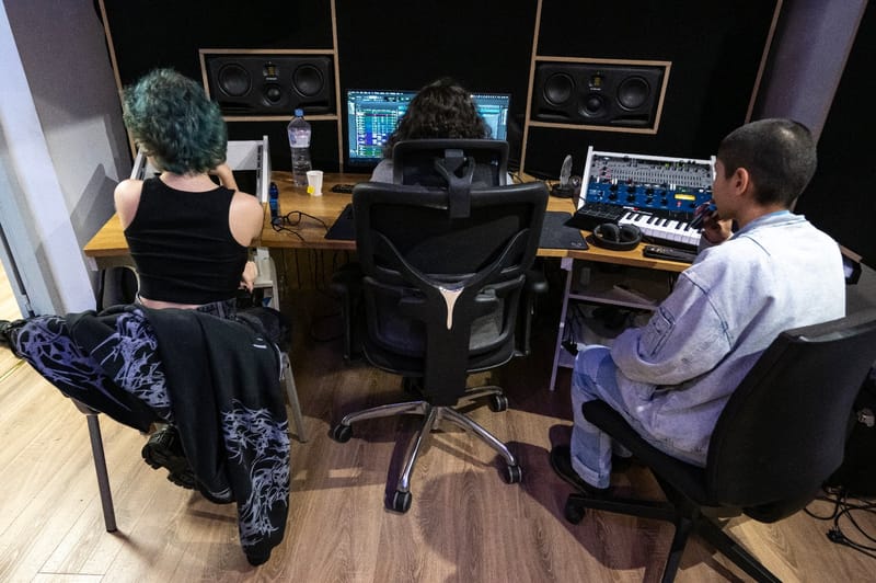 Séance d'art-thérapie dans un studio d'Aubagne, près de Marseille, le 4 décembre 2025