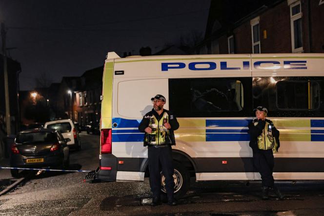 Des policiers britanniques à Derby, au Royaume-Uni, le 4 décembre 2025. 