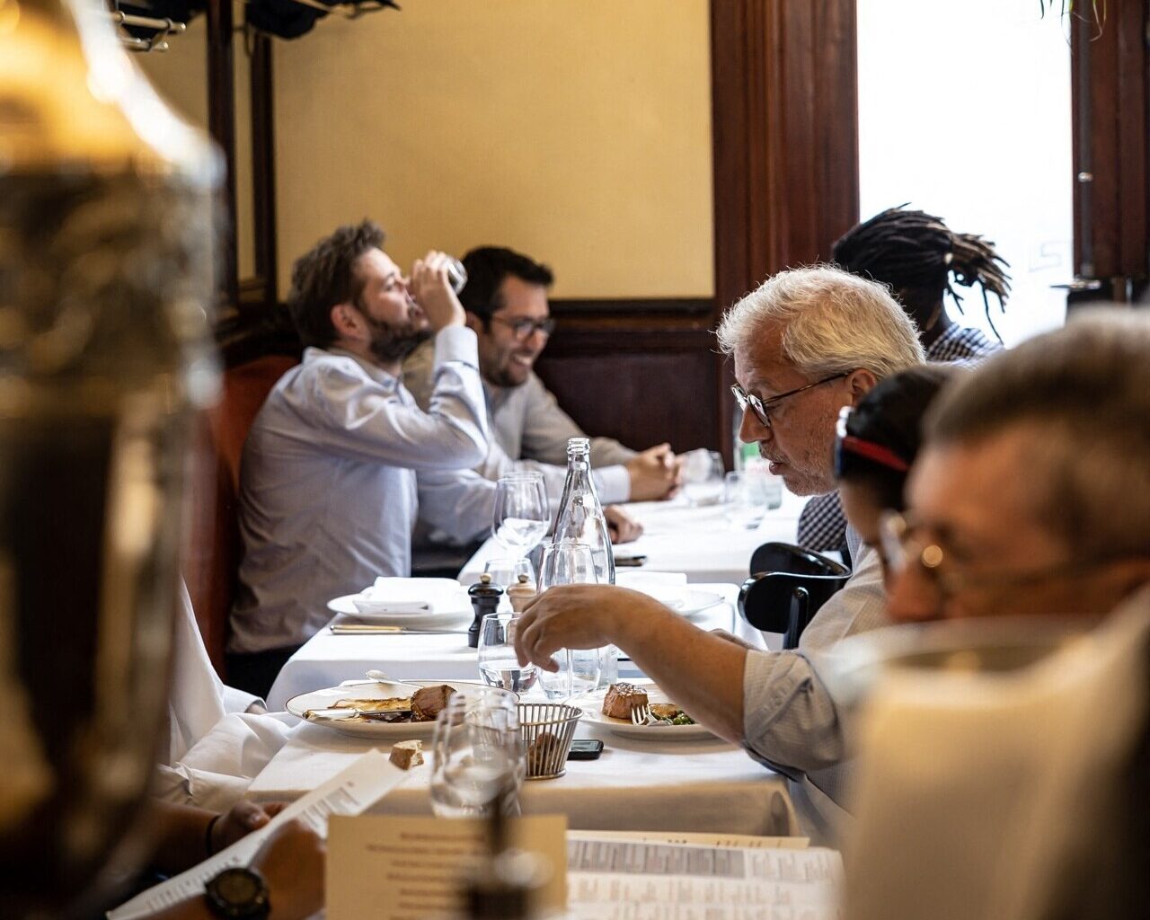 un dimanche midi au Petit Riche, la table où les générations se retrouvent