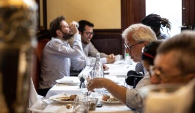 un dimanche midi au Petit Riche, la table où les générations se retrouvent