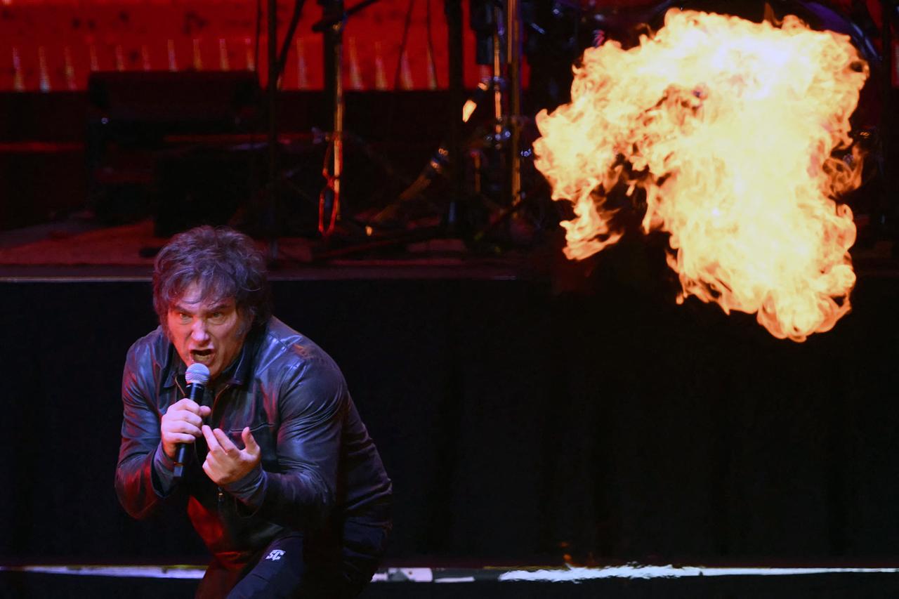 JAVIER MILEI, SUPERSTAR. À la Movistar Arena de Buenos Aires, le 6 octobre 2025. À l’approche des législatives, le président argentin d’ultradroite donne un concert pour lancer son nouveau livre, “La Construction du miracle”. Accompagné de certains de ses ministres, il reprend plusieurs tubes du répertoire rock argentin. Un spectacle surréaliste alors que la présidence affronte une grave crise de confiance dans le pays. Le 26 octobre pourtant, le miracle se produit : contre toute attente, son parti remporte largement les élections de mi-mandat. 