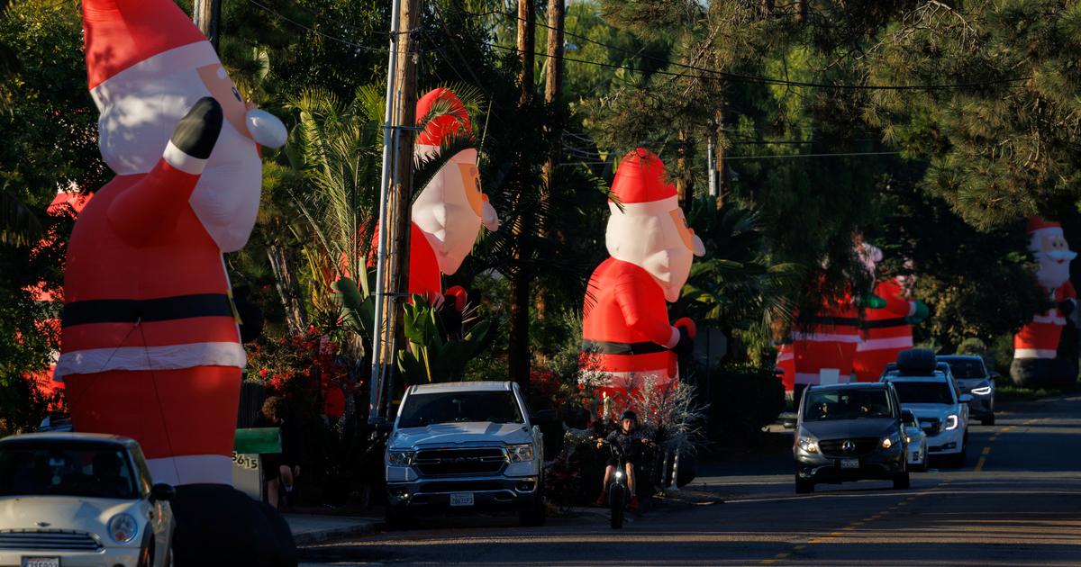 Une Américaine gagne le droit de garder un père Noël géant dans son jardin grâce au soutien de ses voisins