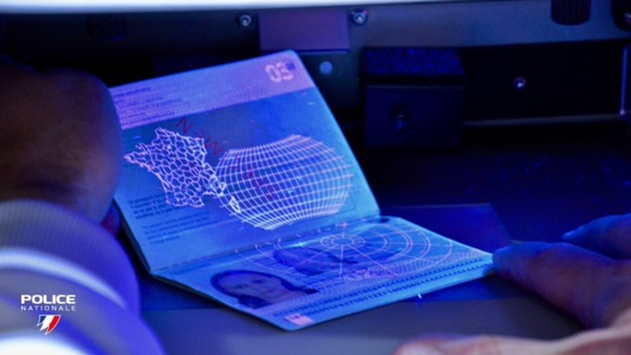 elle tente de prendre l’avion avec un faux passeport