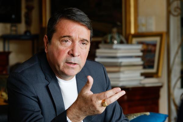 Michel-Ange Flori défraie régulièrement la chronique avec ses affiches placardées sur un panneau à l’entrée de Toulon et un autre à La Seyne. Photo Dominique Leriche